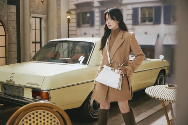 Mengapa Para Selebritas Memilih Fendi Peekaboo